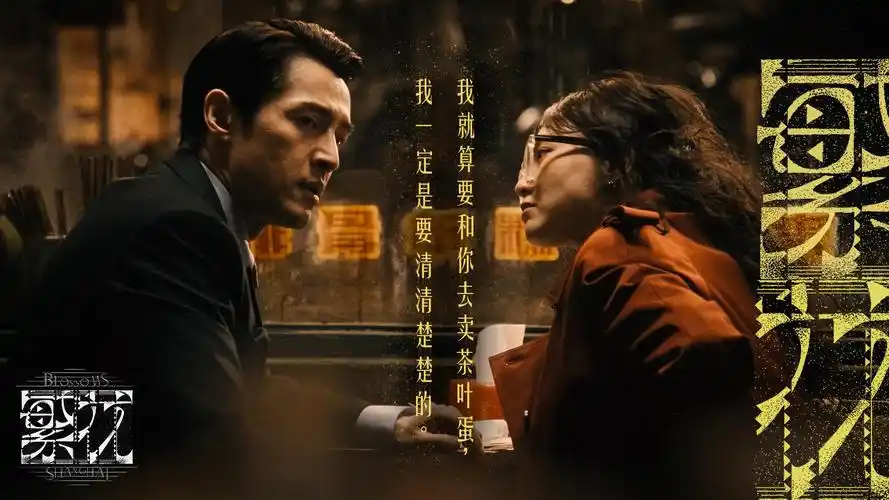 琥珀色调的标本柜抽屉排列示意图，抽屉标签上标注单身题材片单的年份与片种字段
